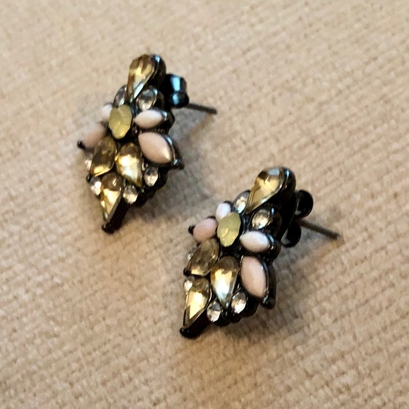 💥SOLD💥 5/$25 😃 DAINTY STATEMENT EARRINGS - Picture 3 of 7